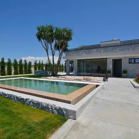Villa Flamingo - 4 Bedrooms - Private Pool - Next To Renowned Issos & Korission