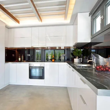 Villa Flamingo - 4 Bedrooms - Private Pool - Next To Renowned Issos & Korission