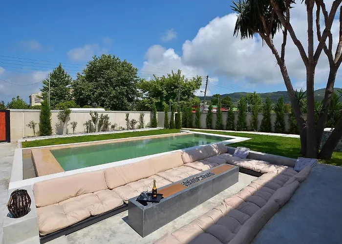 Villa Flamingo - 4 Bedrooms - Private Pool - Next To Renowned Issos & Korission Línia