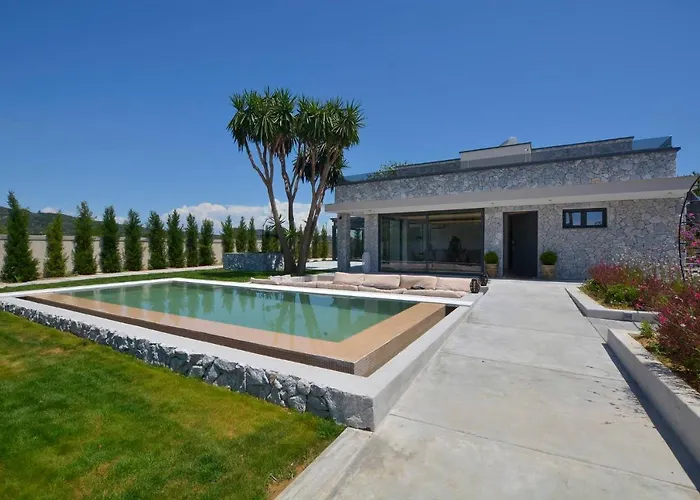 Villa Flamingo - 4 Bedrooms - Private Pool - Next To Renowned Issos & Korission