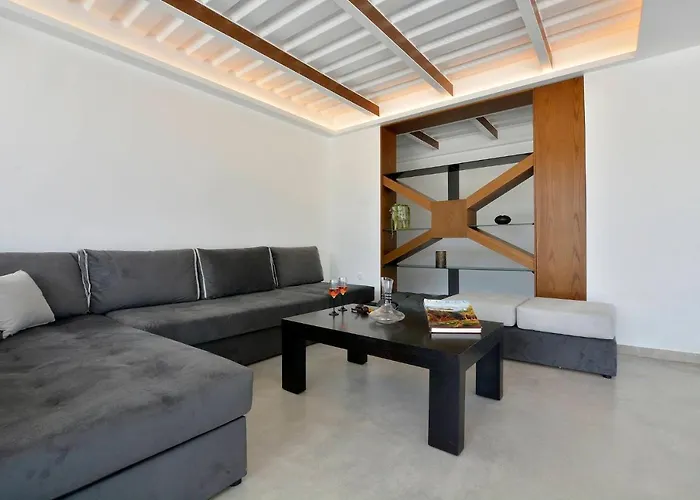 Villa Flamingo - 4 Bedrooms - Private Pool - Next To Renowned Issos & Korission Línia