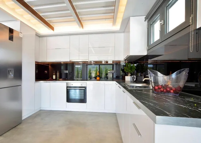 Villa Flamingo - 4 Bedrooms - Private Pool - Next To Renowned Issos & Korission